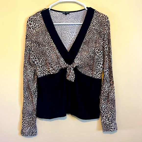L Leopard  Blouse 🐆 V-Neck Fits M perfect, as very stretchy - Picture 1 of 6